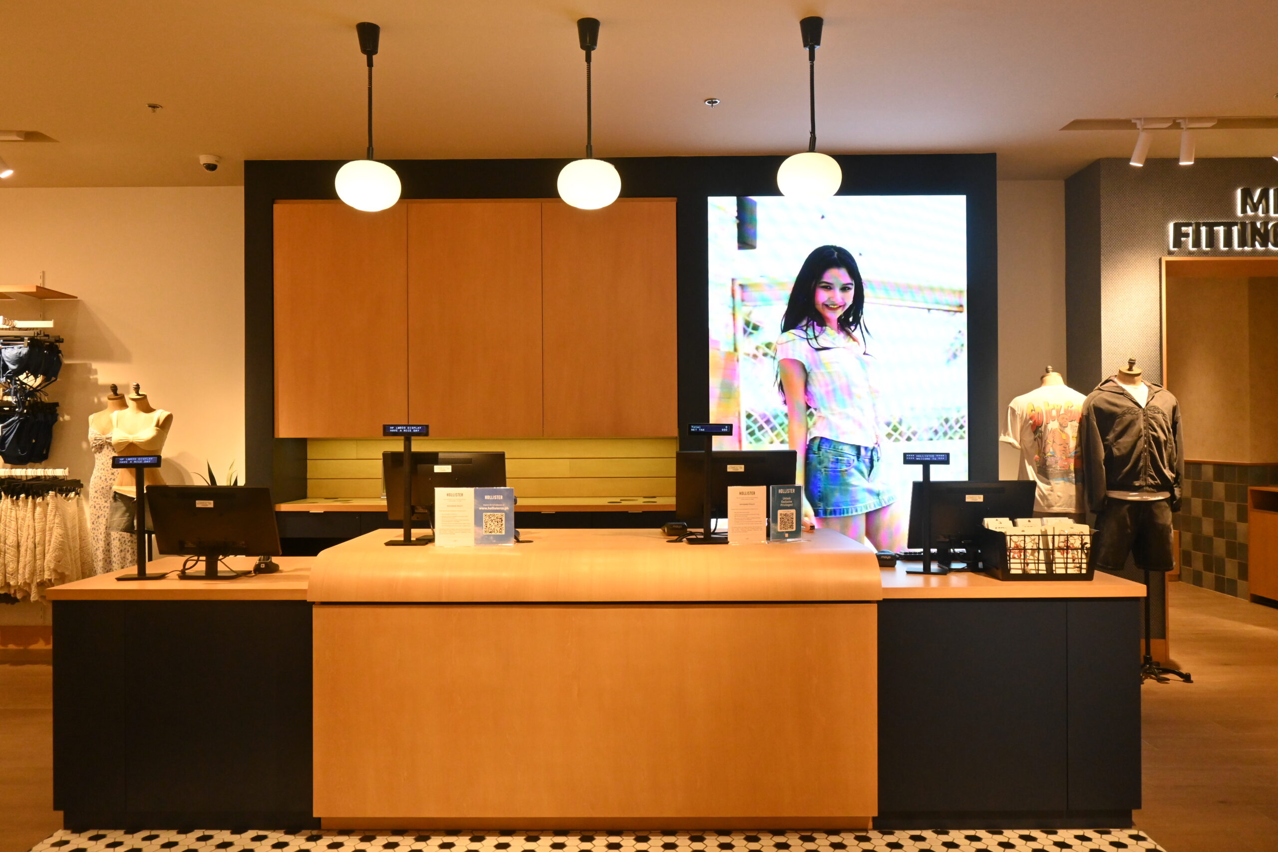 A Store Counter With A Portrait LED Screen Behind On One Side